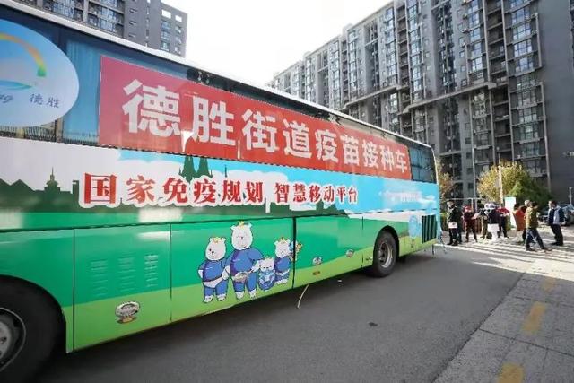 بكين تطلق حملة متنقلة لتلقيح السكان في بيوتهم