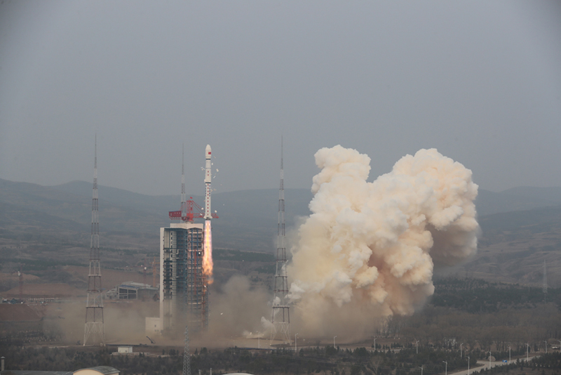 الصين تطلق قمرا صناعيا جديدا لمسح بيئة الفضاء
