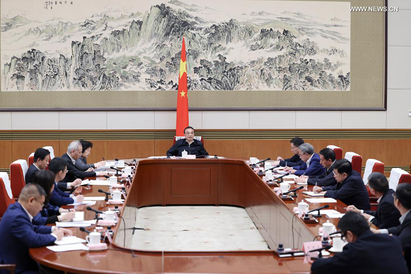رئيس مجلس الدولة الصيني يشدد على تعزيز القوة الدافعة لنمو اقتصادي مستقر