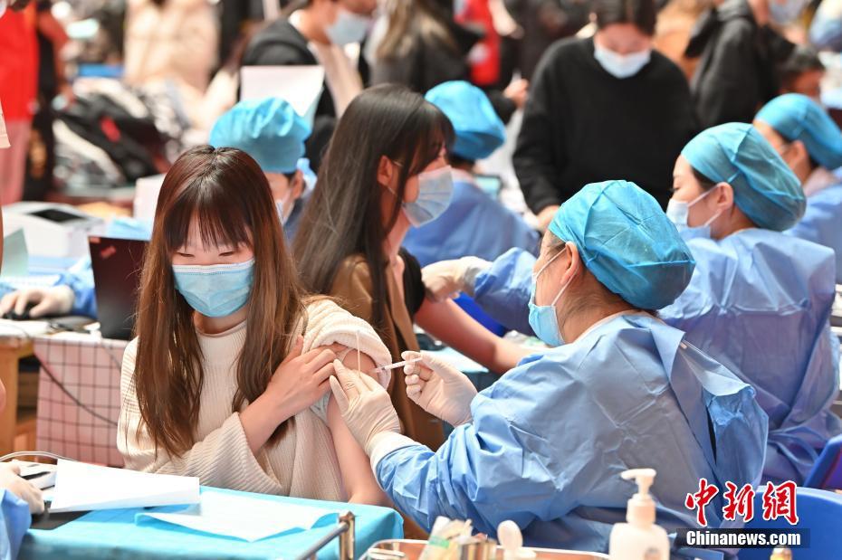 خبراء صينيون يدعون إلى بذل الجهود لتعجيل عملية التطعيم