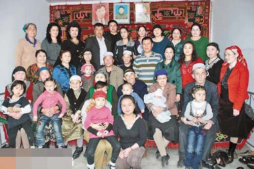 قصة عائلة كبرى في شينجيانغ.... 19 فرداً من 6 قوميات مختلفة