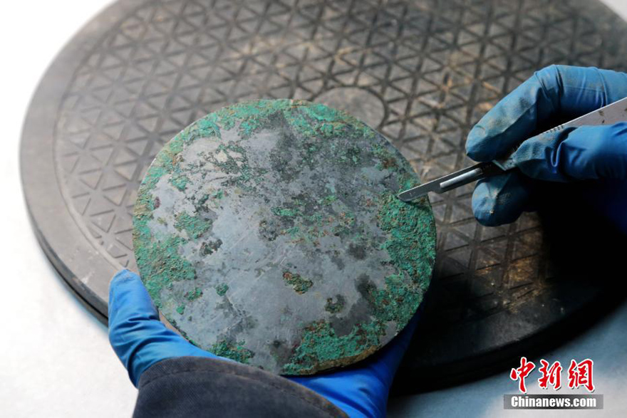 علماء آثار صينيون يعثرون على أكثر من 80 مرآة برونزية في مقبرة بشنشي
