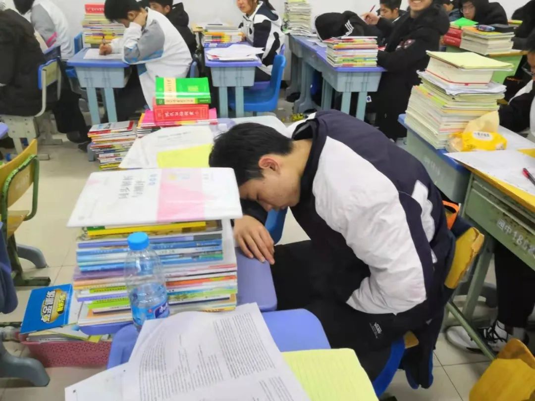 الصين تصدر أمر تنظيم مدة النوم لتلاميذ الابتدائية والثانوية