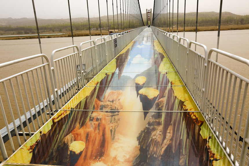 جسر زجاجي ثلاثي الأبعاد فوق النهر الأصفر يلقى إقبالا واسعا من الزوار
