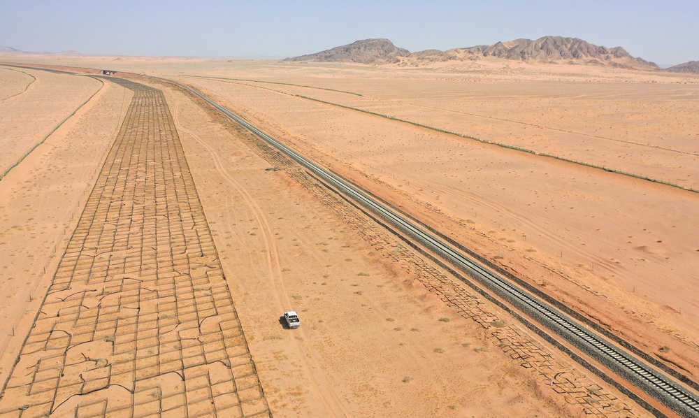 السيطرة على الرمال المتحركة على طول خط سكة حديد في منغوليا الداخلية
