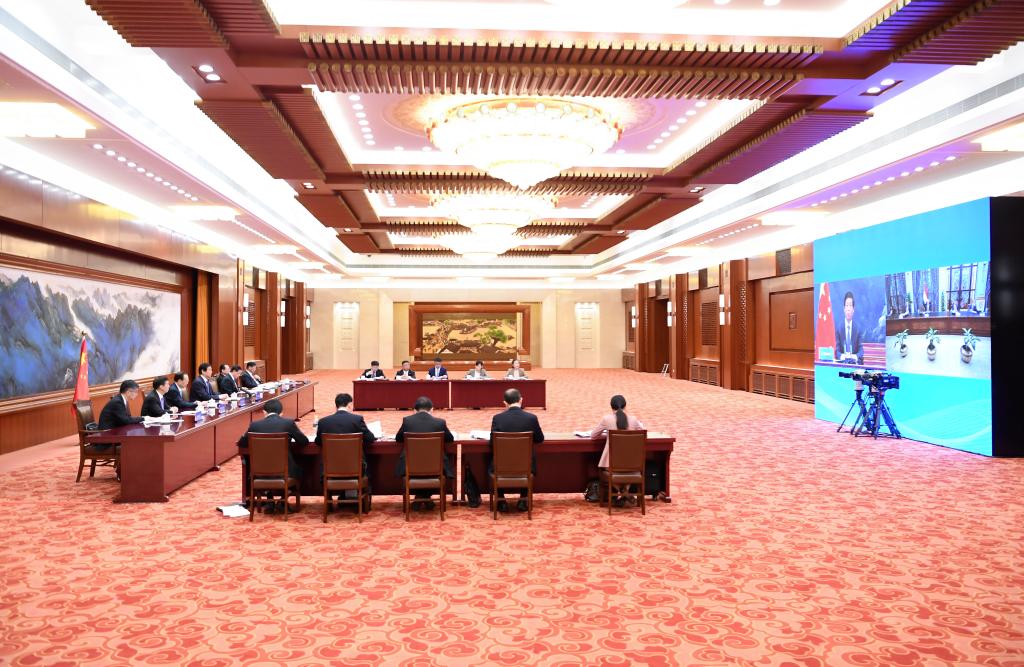 كبير المشرعين الصينيين يجري محادثات مع رئيس مجلس النواب المصري