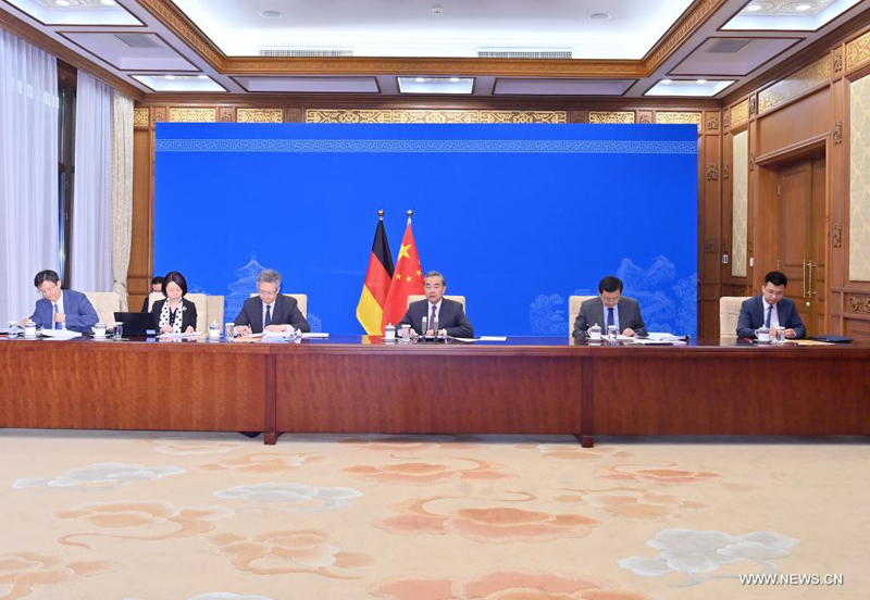 وزير الخارجية الصيني يلتقي نظيره الألماني عبر رابط فيديو