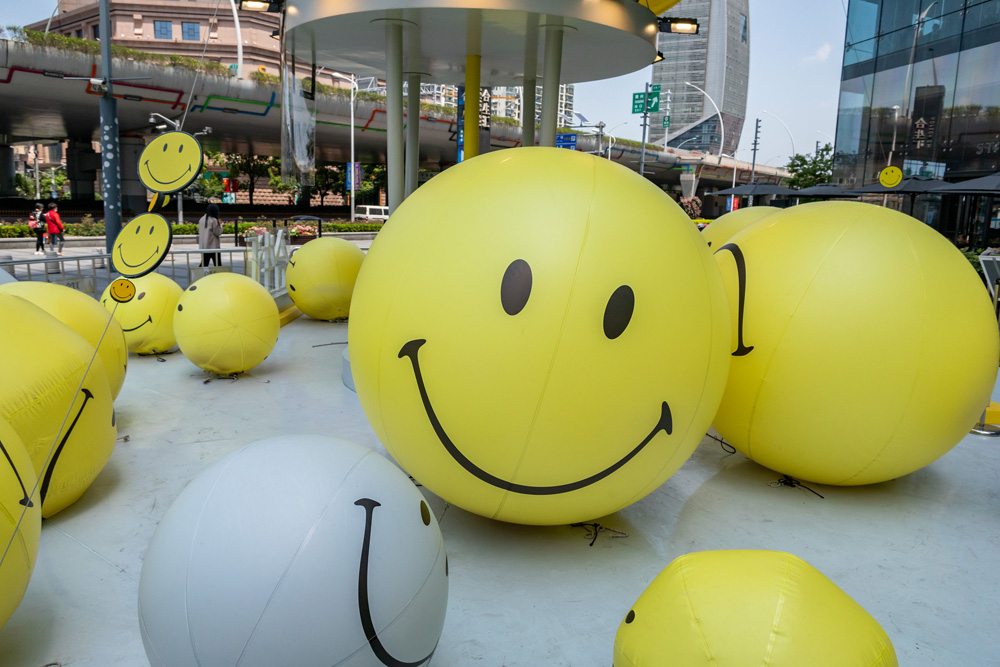 سوق تجاري بشنغهاي يذكر الناس بالابتسامة من خلال بالون كبير