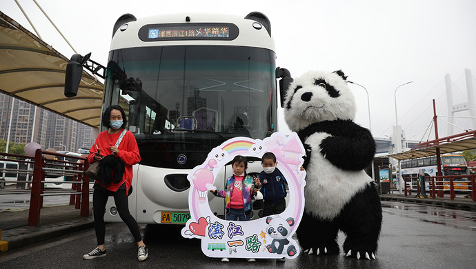 شنغهاي تطلق حافلات الباندا