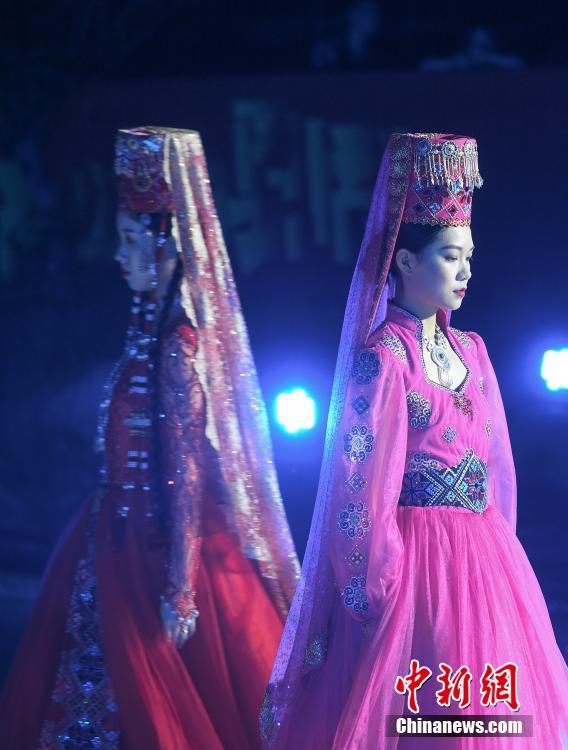 مقاطعة تشجيانغ تنظم الدورة الثالثة من معرض الأزياء التقليدية