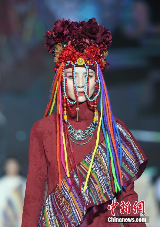 مقاطعة تشجيانغ تنظم الدورة الثالثة من معرض الأزياء التقليدية