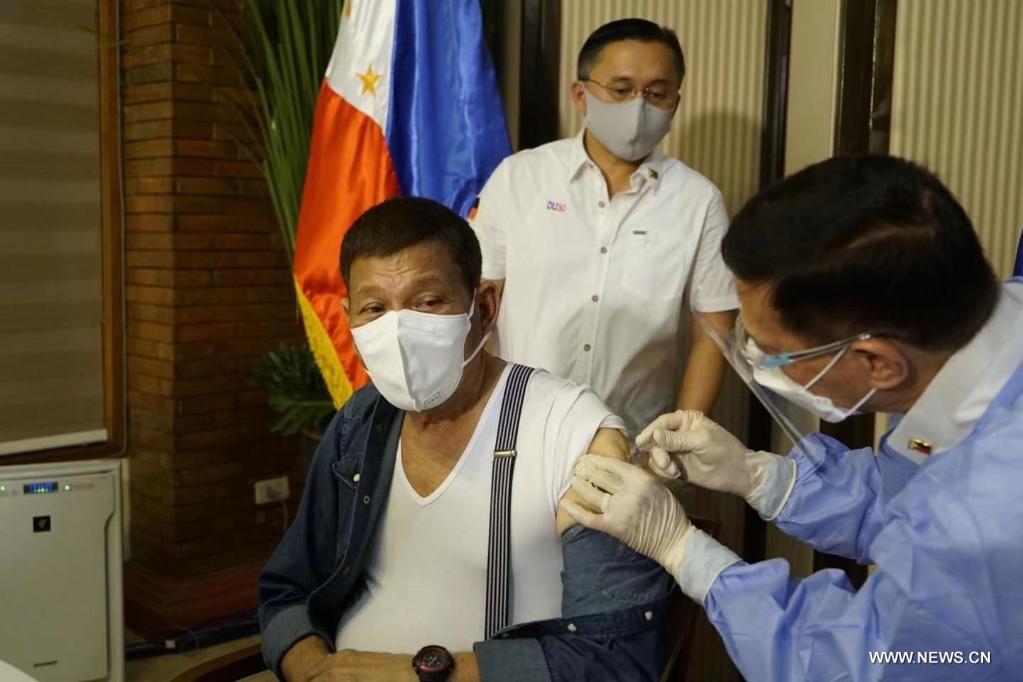 رئيس الفلبين يتلقى الجرعة الأولى من لقاح 