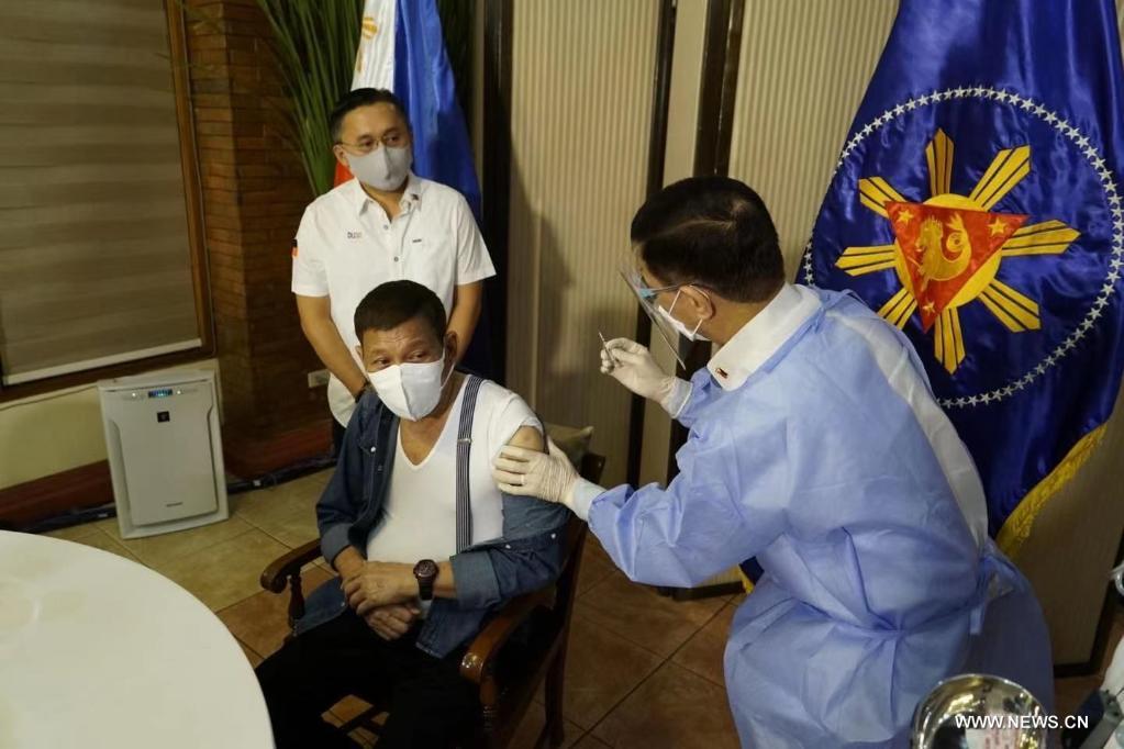 رئيس الفلبين يتلقى الجرعة الأولى من لقاح 
