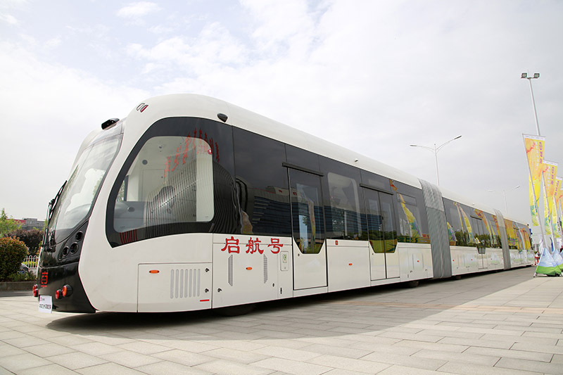 حافلة بطول 30 مترًا وتستوعب 300 شخصاً تظهر في شوارع شيانغيانغ ، هوبي 