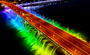 جينهوا، تشجيانغ: منظر جسر النافورة الموسيقية ليلاً