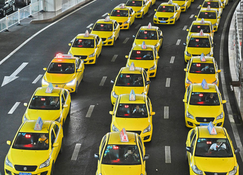 مشهد مذهل لسيارات أجرة صفراء تنتظر في مطار تشونغتشينغ 