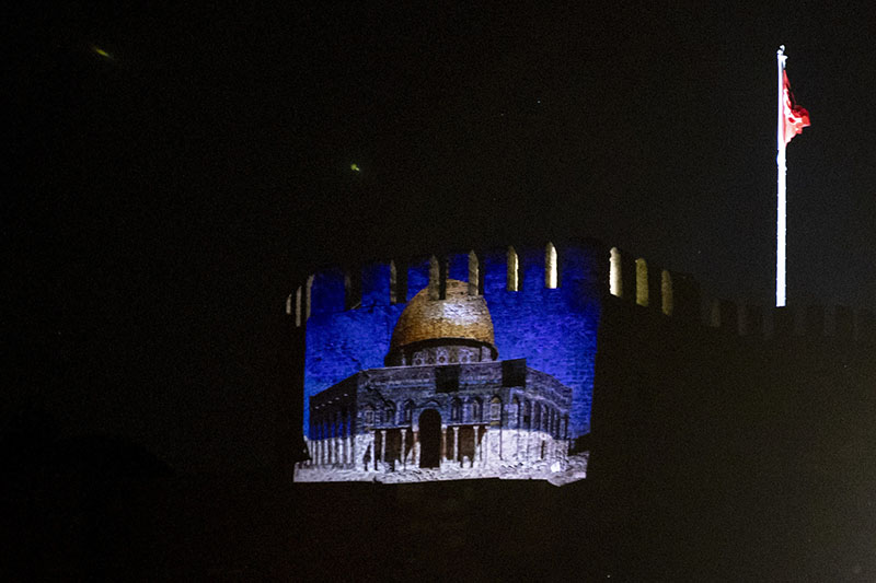 إضاءة العديد من المعالم حول العالم دعوة لإنهاء الصراع الفلسطيني ـ الإسرائيلي