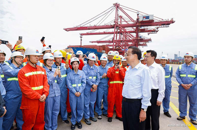 رئيس مجلس الدولة الصيني يشدد على بذل الجهود لتعزيز حيوية السوق من أجل دعم التنمية