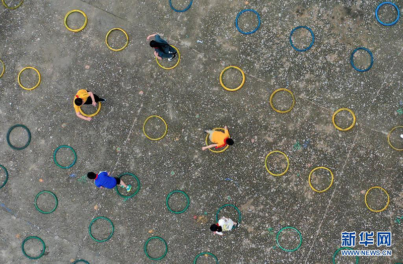 لعبة إطارات العجلات ضمن الأنشطة الرياضية في مدرسة شيانلينغ الابتدائية