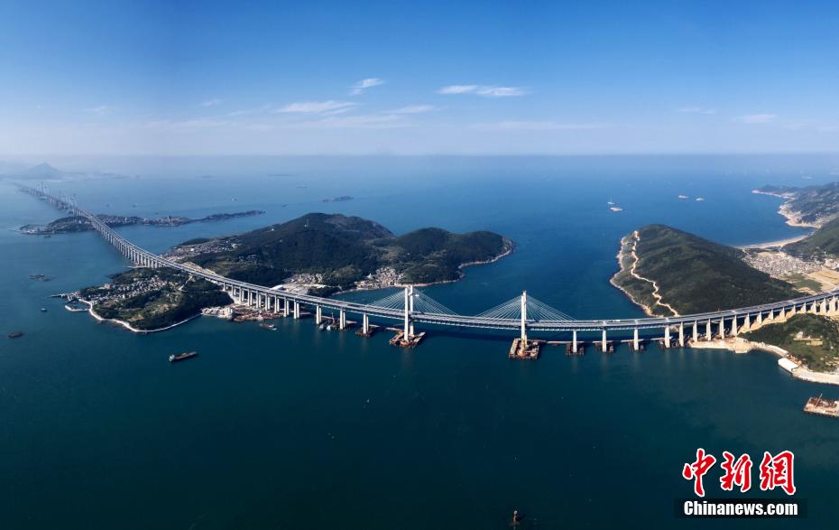 تصوير جوي لأطول جسر للطريق والسكك الحديدية عبر المضيق في العالم
