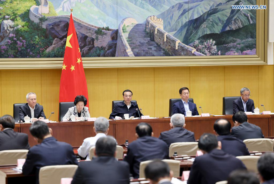 رئيس مجلس الدولة الصيني يشدد على تعزيز حيوية السوق