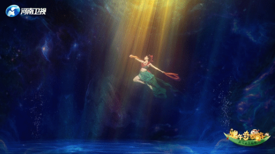  بين الواقع والخيال: سباحة ماهرة تجسد إلهة نهر لوه الأسطورية لتقديم 