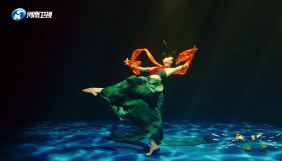   بين الواقع والخيال: سباحة ماهرة تجسد إلهة نهر لوه الأسطورية لتقديم 