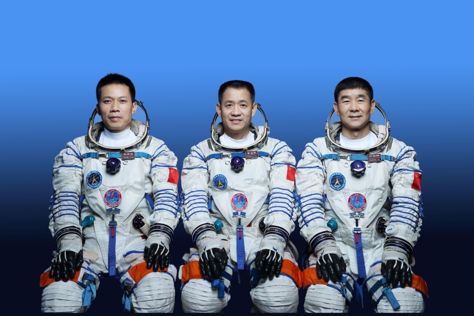 الصين تكشف عن رواد فضاء شنتشو-12 لبناء محطة الفضاء