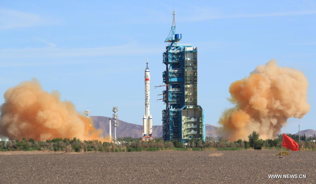 الصين تطلق أول مهمة مأهولة لبناء محطة الفضاء