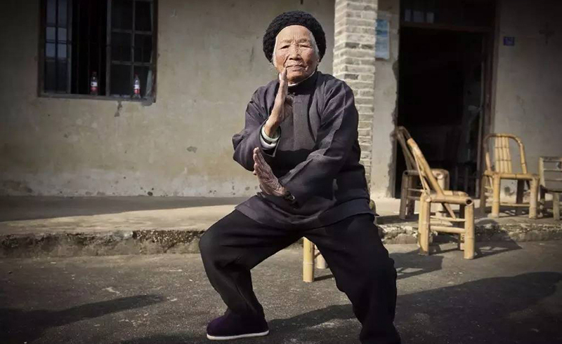 جدة الكونغ فو، عجوز في 98 من العمر لا تزال تمارس الفنون القتالية
