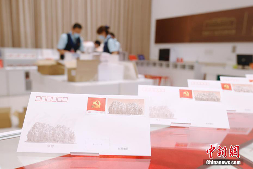 معرض تاريخ الحزب الشيوعي الصيني يفتتح مكتبا بريديا خاصا