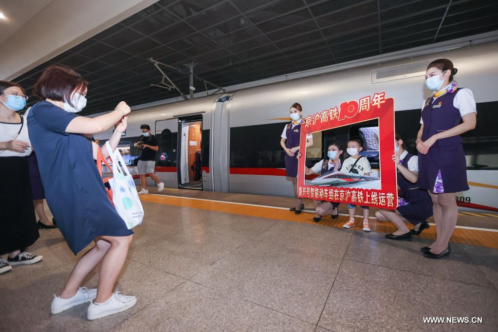 بدأ تشغيل جيل جديد من القطارات الذكية فائقة السرعة في الصين