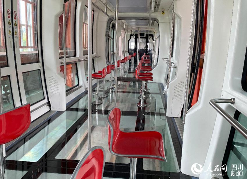تشغيل أول قطار معلق بنوافذ شفافة في تشنغدو