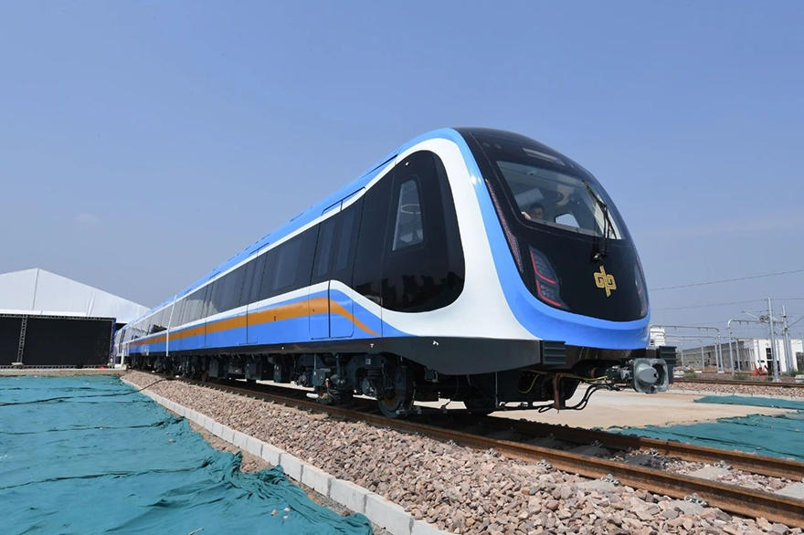 أول مترو مصنّع بمعايير صينية بالكامل يغادر خطوط الانتاج في تشنغتشو