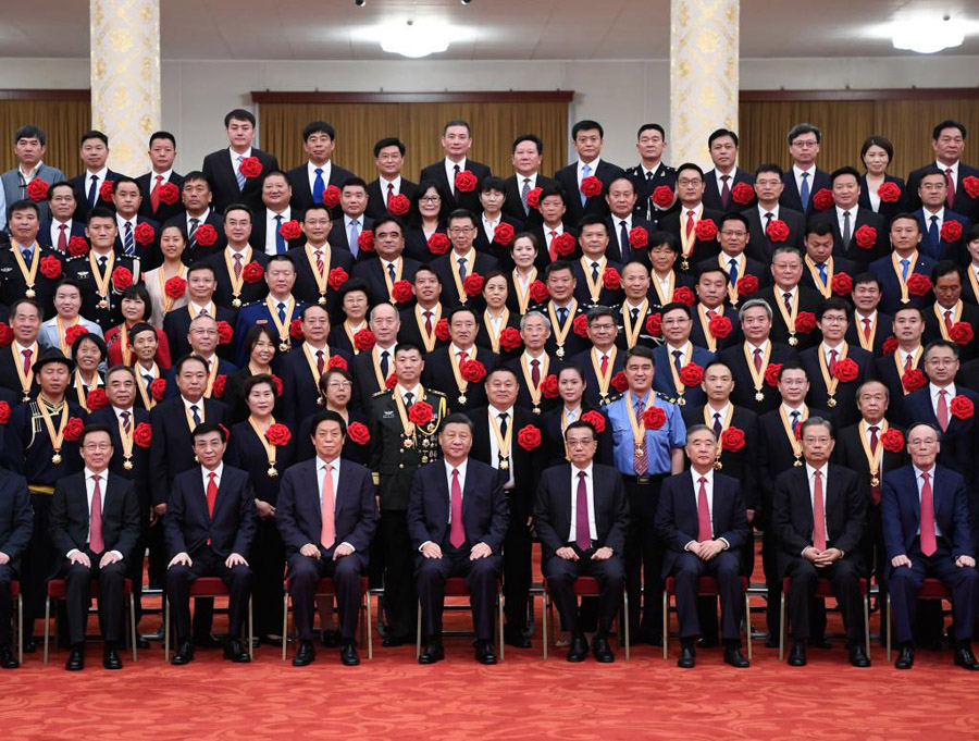 شي يمنح أعلى وسام شرف لأعضاء بارزين بالحزب الشيوعي الصيني قبل الذكرى المئوية للحزب
