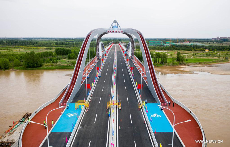 جسر ويمين فوق النهر الأصفر في تشونغوي بمنطقة نينغشيا ذاتية الحكم الصينية