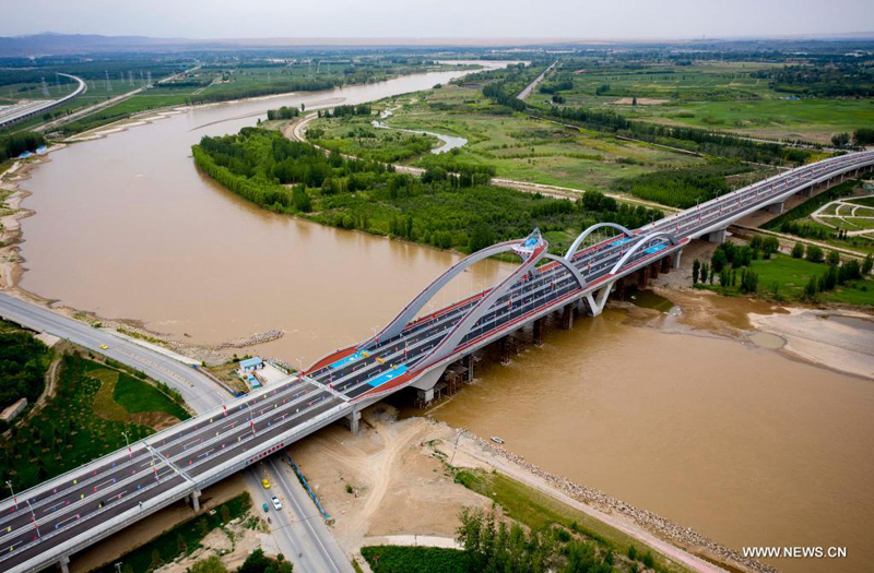 جسر ويمين فوق النهر الأصفر في تشونغوي بمنطقة نينغشيا ذاتية الحكم الصينية