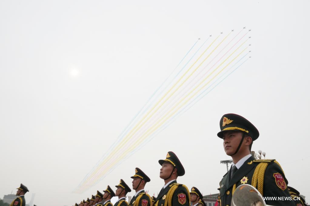 طائرات عسكرية تحلق فوق ميدان تيان آن من في نسق للاحتفال بالذكرى المئوية لتأسيس الحزب الشيوعي الصيني