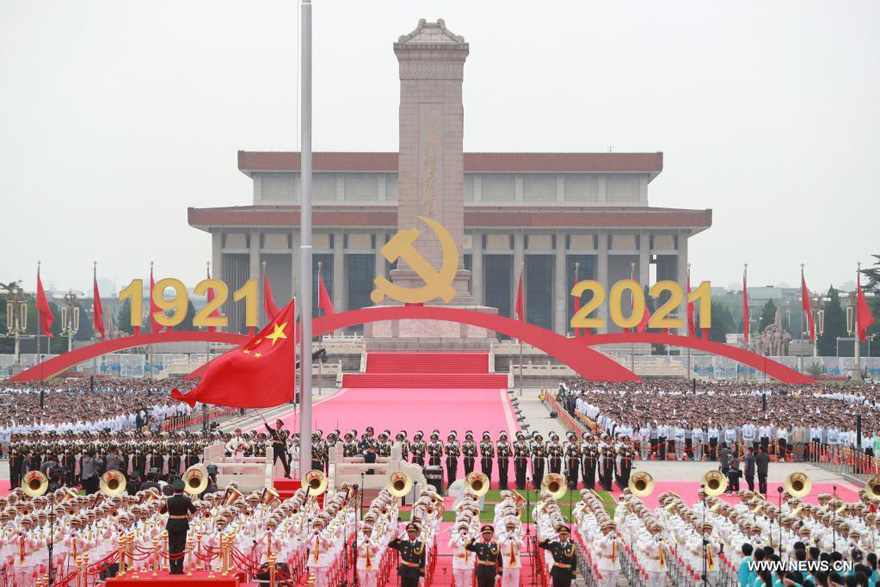 إقامة مراسم رفع العلم في ميدان تيان آن من خلال حفل بمناسبة الذكرى المئوية لتأسيس الحزب الشيوعي الصيني