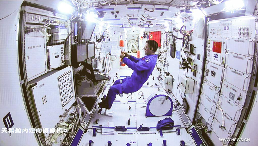 رواد فضاء صينيون يكملون أول أنشطة خارج المركبة لبناء محطة فضائية