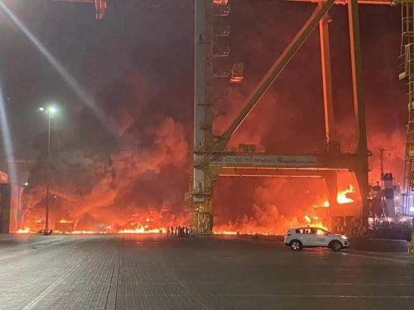 دبي تعلن السيطرة على حريق نجم عن انفجار حاوية على متن سفينة بميناء جبل علي