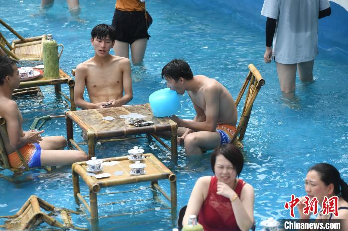 تشونغتشينغ: تحويل أحواض السباحة الى قاعات التسلية المفتوحة