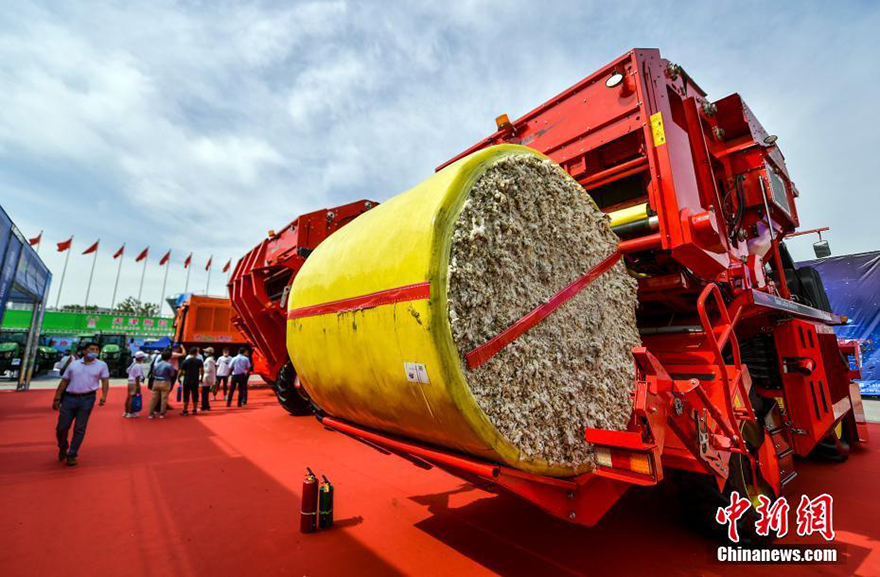 أحدث آلات قطف القطن تعرض فى معرض الآلات الزراعية 2021 في شينجيانغ