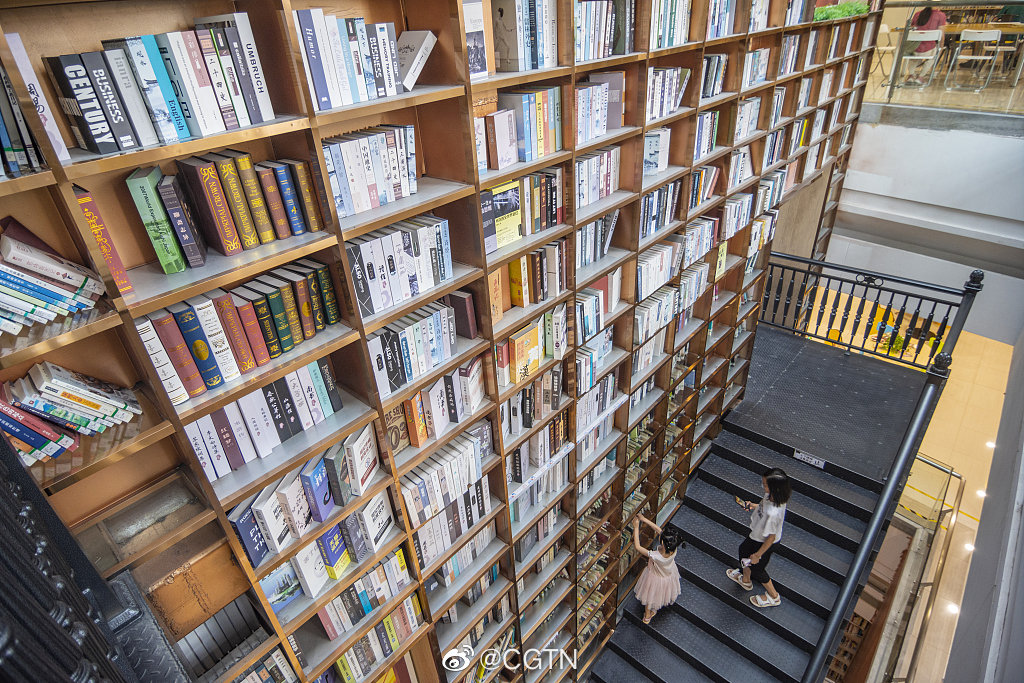 16.2 مترا... ارتفاع رفوف مكتبة في مقاطعة قواندونغ يجلب أنظار الزوار إليها