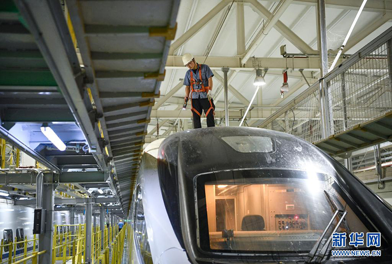 عمال يصلحون السكك الحديدية لضمان سلامة النقل