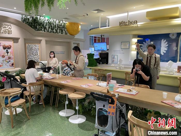 أول مطعم للحيوانات الأليفة يفتتح في شنغهاي
