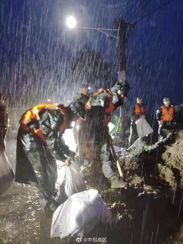 مقاطعة خنان: ضباط وجنود جيش التحرير الشعبي يتحدون الأمطار لإنقاذ أرواح الناس  