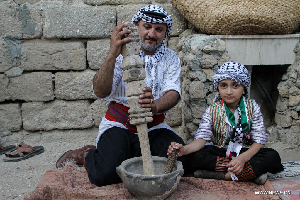 تقرير اخباري: الفلسطينيون يحتفلون بيوم زيهم الفلكلوري بفعاليات في الضفة وغزة