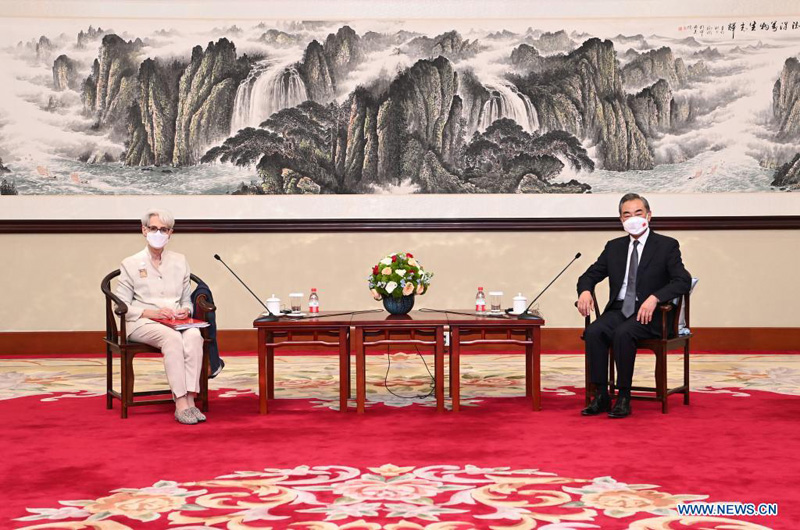 وزير الخارجية الصيني يلتقي نائبة وزير الخارجية الأمريكي ويحث على اتباع سياسة عقلانية تجاه الصين