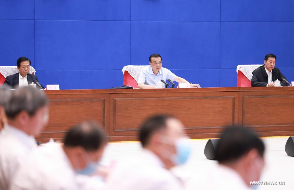 رئيس مجلس الدولة الصيني يشدد على الجهود الشاملة للسيطرة على الفيضانات والإغاثة من الكوارث